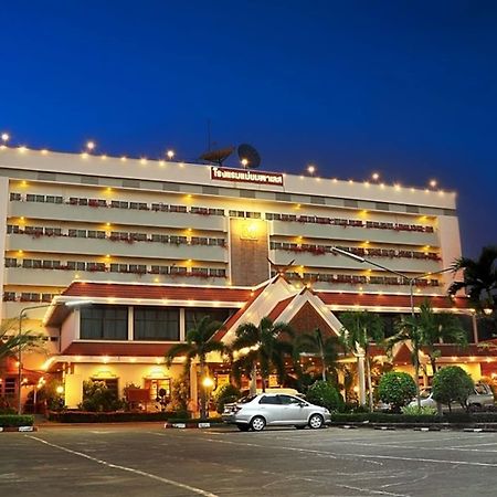 Maeyom Palace Hotel Phrae Exterior photo