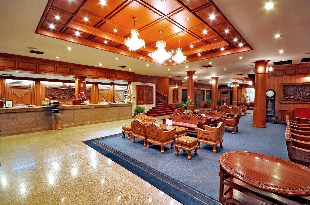 Maeyom Palace Hotel Phrae Exterior photo