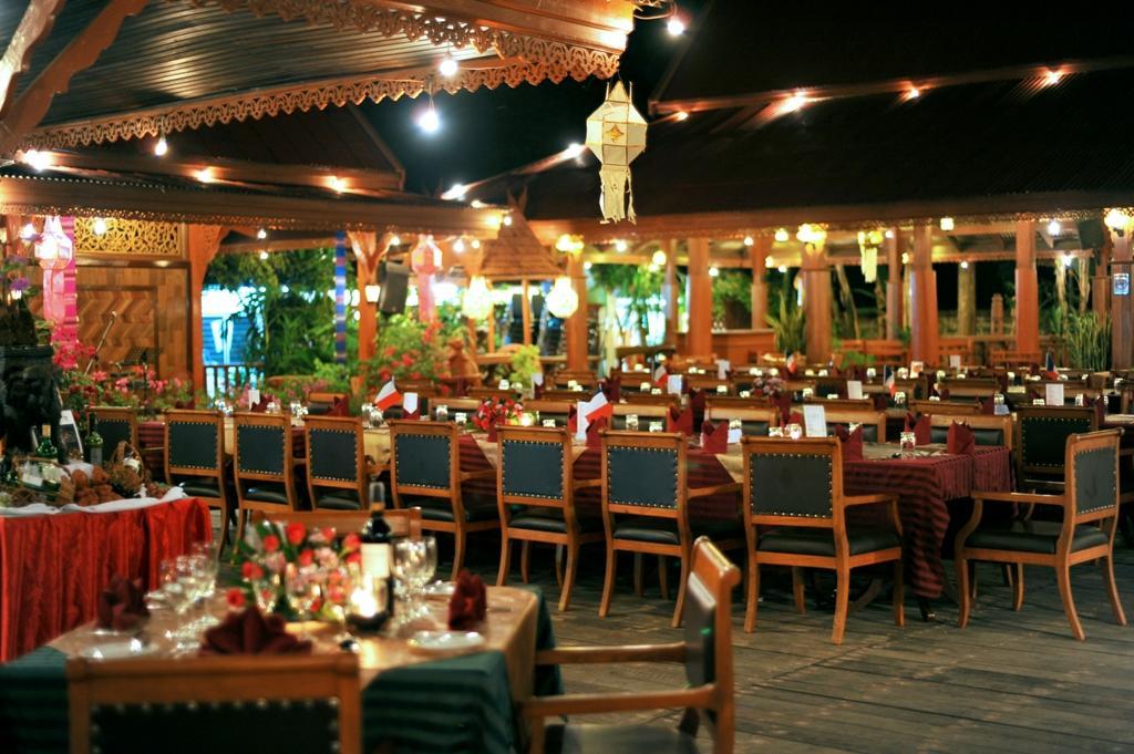 Maeyom Palace Hotel Phrae Exterior photo