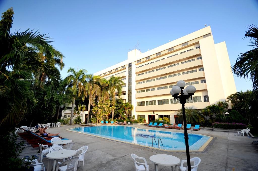 Maeyom Palace Hotel Phrae Exterior photo