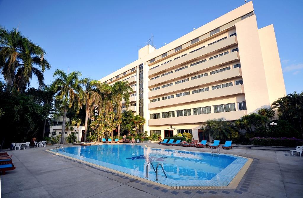 Maeyom Palace Hotel Phrae Exterior photo