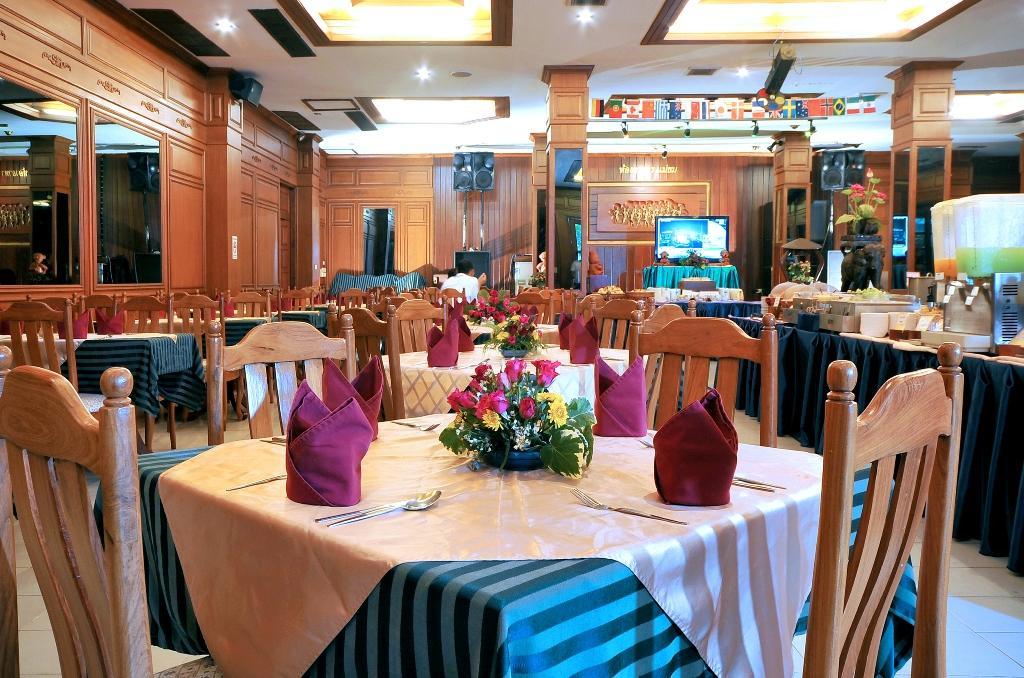 Maeyom Palace Hotel Phrae Exterior photo